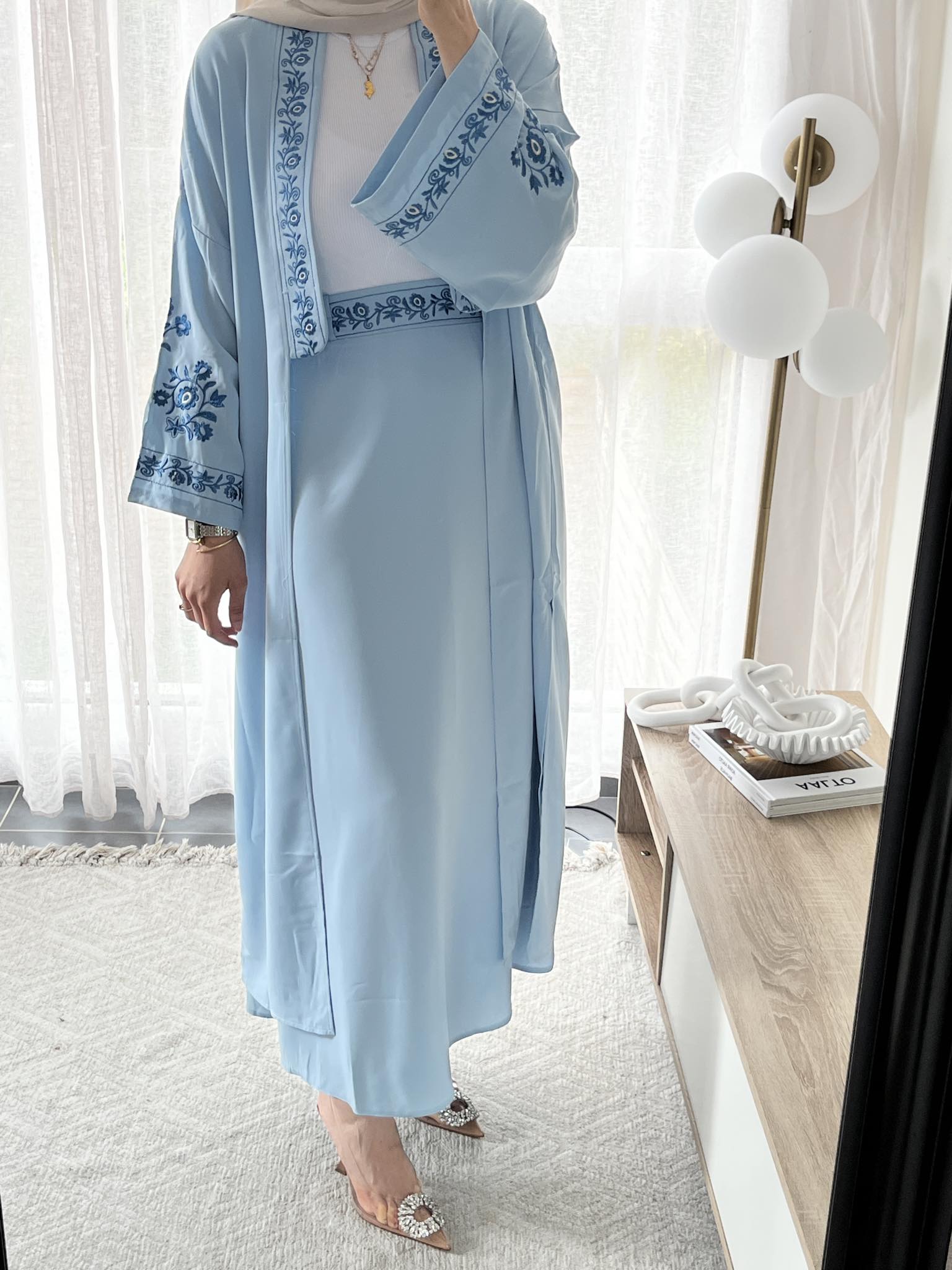 Ensemble brodé bleu