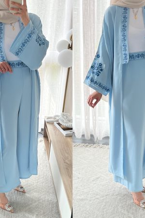 Ensemble brodé bleu