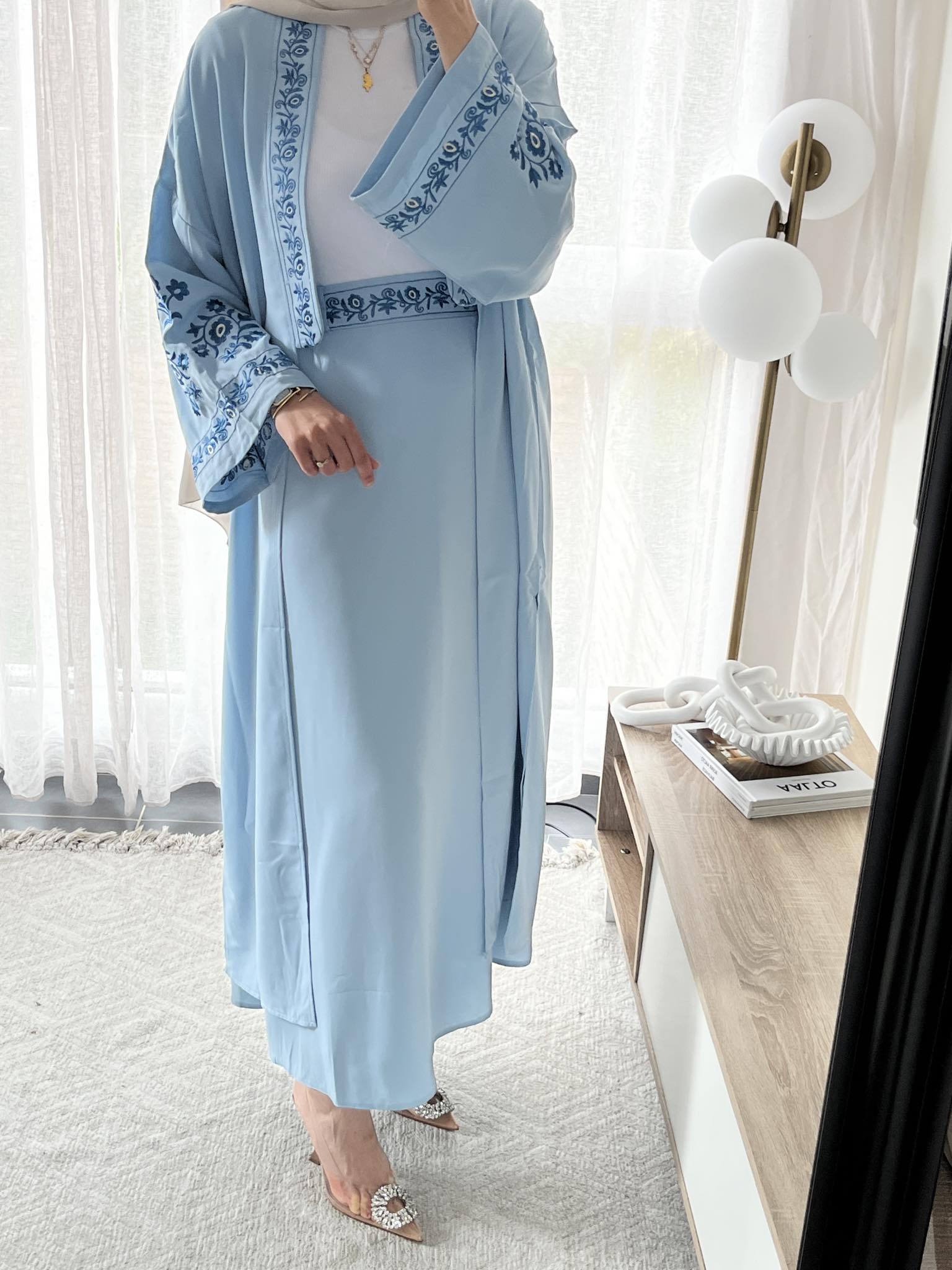 Ensemble brodé bleu