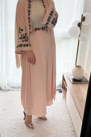 Ensemble brodé en beige rosé