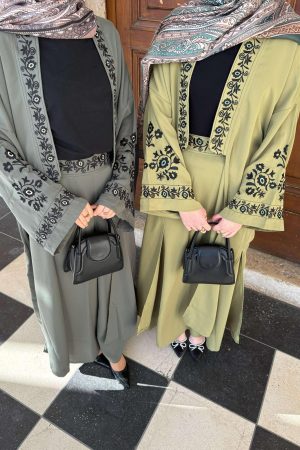 Ensemble brodé en kaki