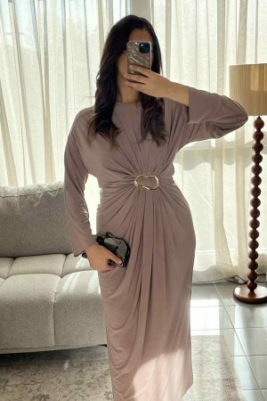 Robe noir avec broche dorée